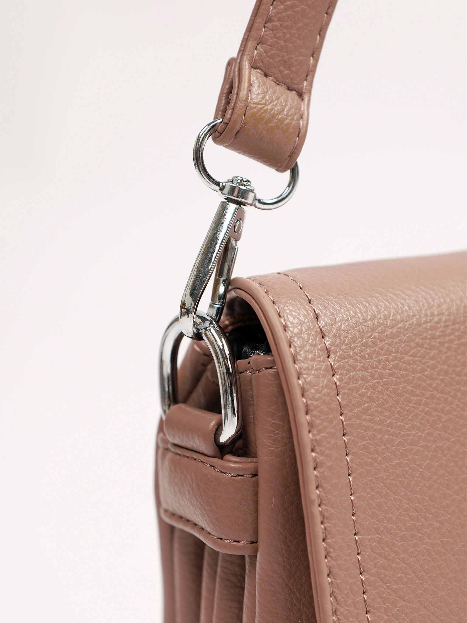 Сумка-кроссбоди со съемной ручкой и декоративными пуллерами в ассортименте